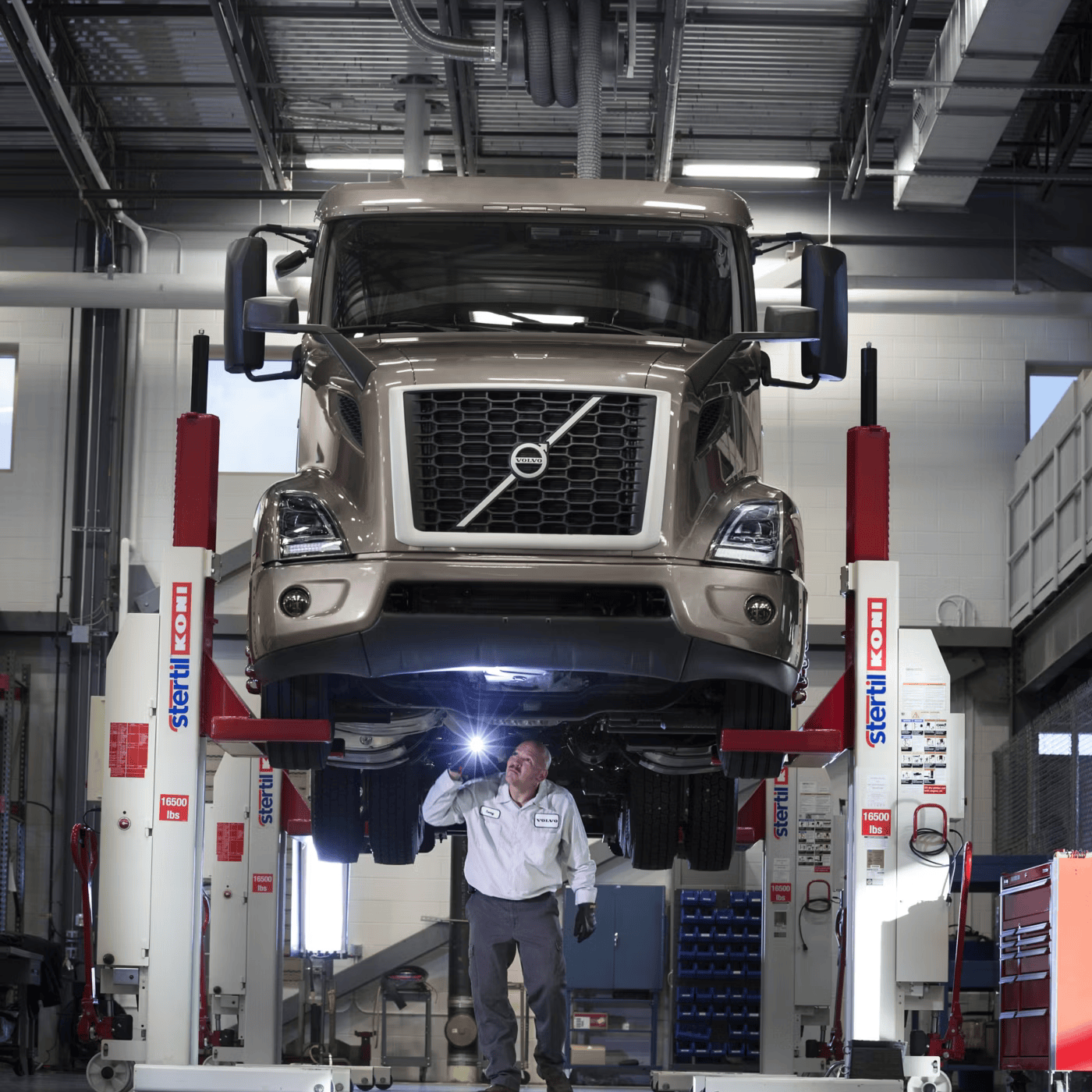 Volvo-Trucks-Service-Technician-Maintenance