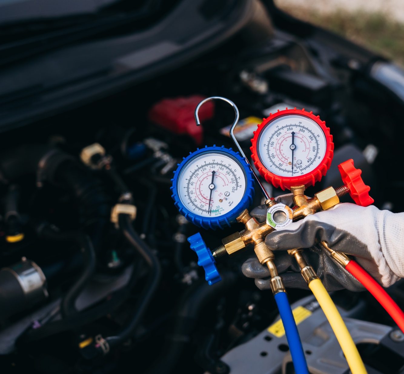 close-up-hand-of-mechanics-inspect-and-check-the-refrigerant-and-fill-the-car-air-conditioner-