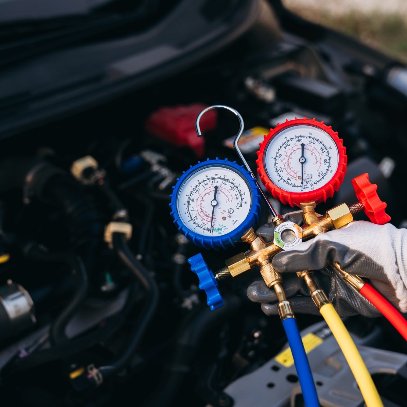 close-up-hand-of-mechanics-inspect-and-check-the-refrigerant-and-fill-the-car-air-conditioner-