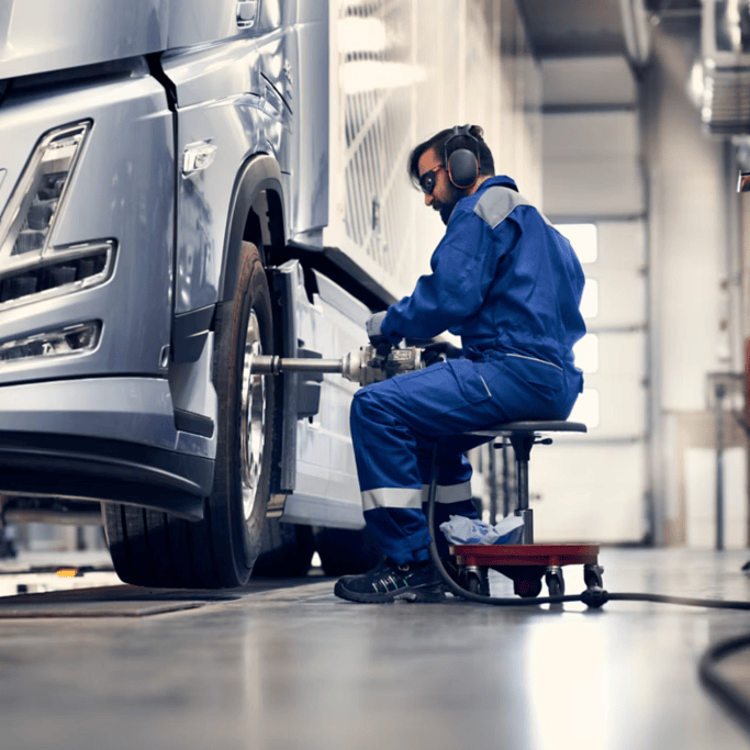 volvo-mechanic-changing-tyres-on-volvo-fh